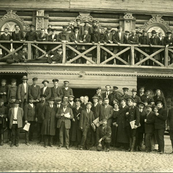 У здания театра на Парадной площади (соврем. Кировский сквер). 1915 год Вологда