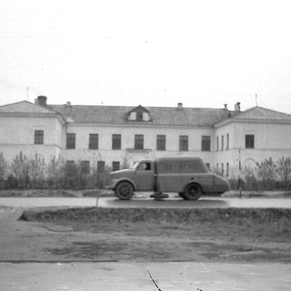 Здание школы на ул. Бульварная (современ. ул. Гагарина), 1950-е Вологда