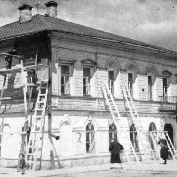 У перекрёстка Набережная Свободы (соврем. ул. Мира) - ул. Октябрьская. 1930-е Вологда