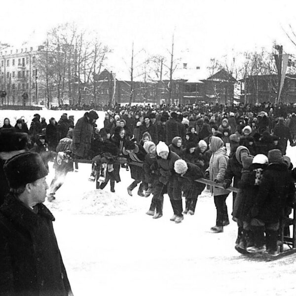 Зимние гуляния на стадионе Трудовые резервы, конец 1960-х Вологда
