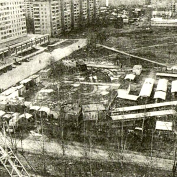 У магазина ЭЛМА, 2006 год Вологда