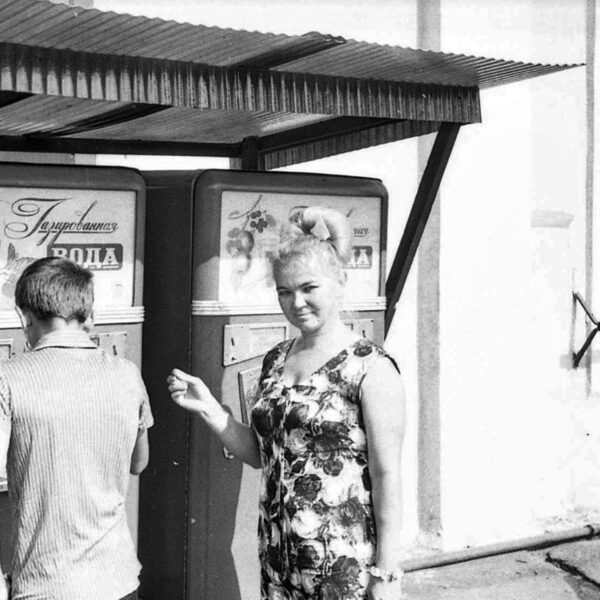 Автоматы с газированной водой у кинотеатра имени Горького, 1960-е годы Вологда