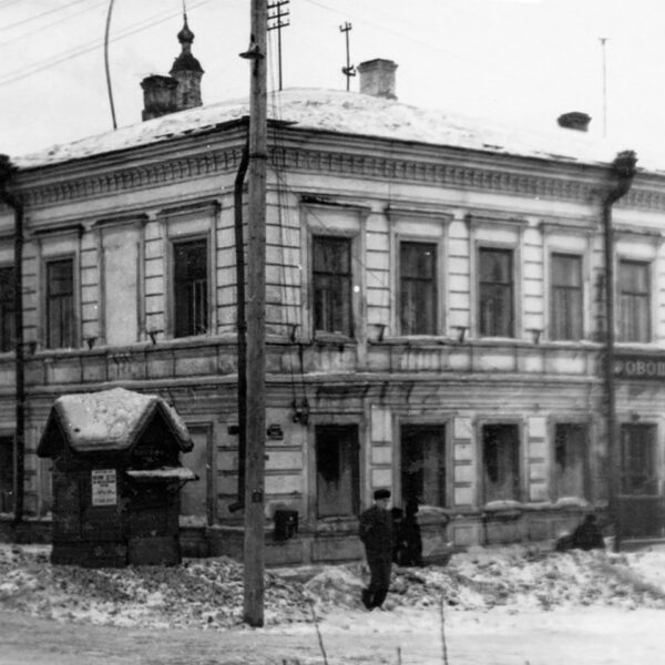Бывший дом купца Клушина у перекрёстка улиц Добролюбова и Гоголя, около 1960-х годов Вологда