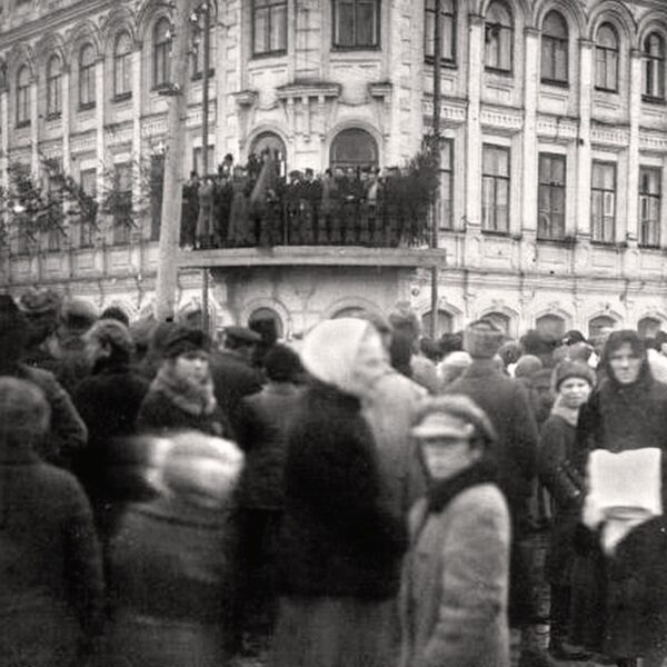 Митинг у перекрёстка Советского проспекта и улицы Володарского (современ. ул. Пушкинская), начало 1920-х Вологда