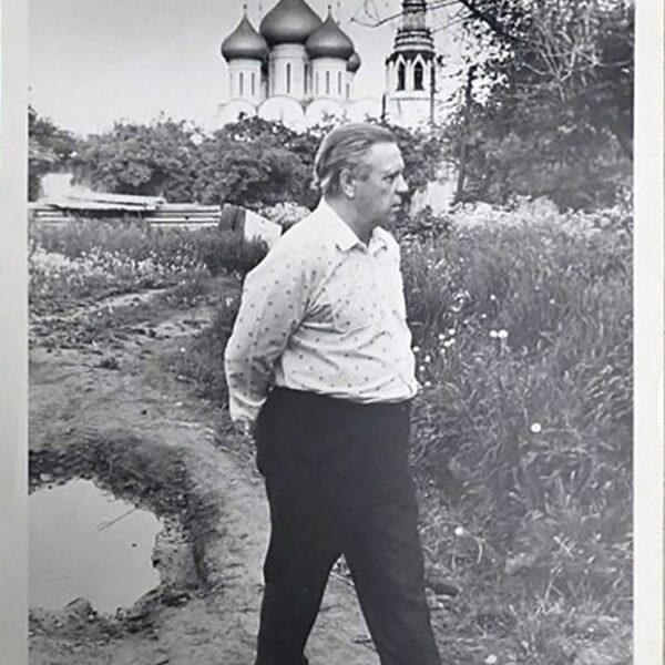 Виктор Астафьев прогуливается в районе парка ВРЗ, 1980 год Вологда