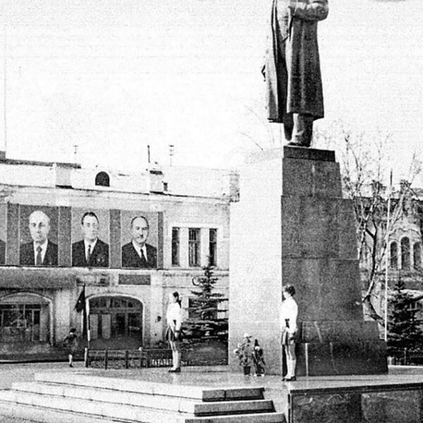 Пионеры у памятника Ленину на ул. Мира, 1978 год Вологда