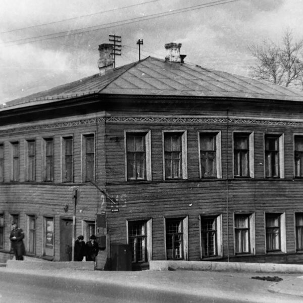 Дом купца Назарова у перекрёстка улицы Чернышевского и Набережной 6 Армии, 1976 год Вологда