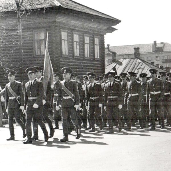 Колонна на 9 мая движется по улице Чернышевского, 1980-е Вологда