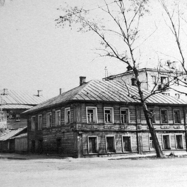 Дом крестьянина Николая Фёдоровича Резанова (1869 г.п.) у перекрёстка улиц Чернышевского и Горького (утрачен), 1970-е Вологда