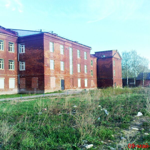 Здание бывшей воинской части на улице Лаврова, 2011 год Вологда