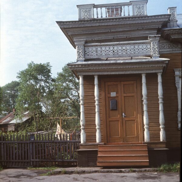 Крыльцо дома Караулова на улице Маяковского, 1990 год Вологда