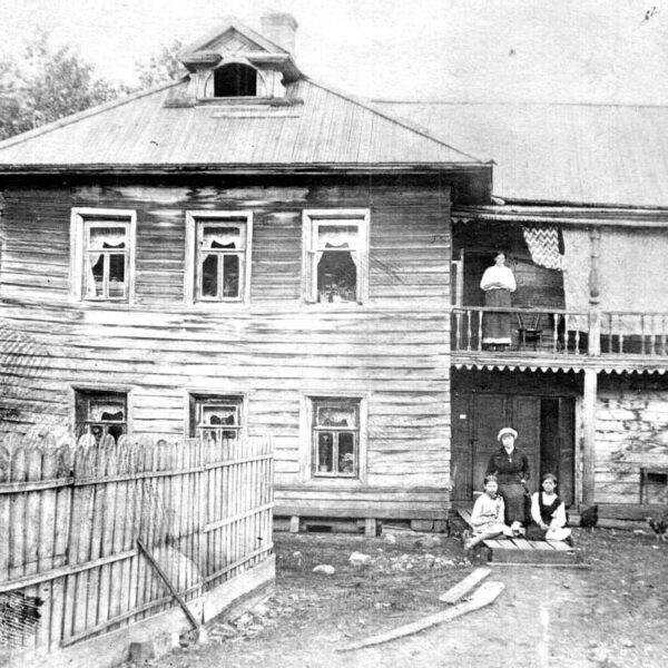 Дом Голубева за зданием городского театра на Зосимовской улице, 1910 год Вологда